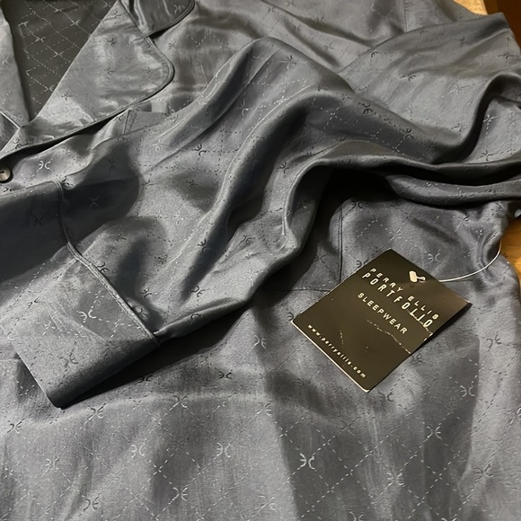 PERRY ELLIS ⭐️ 100%silk pajama top - Picture 7 of 7